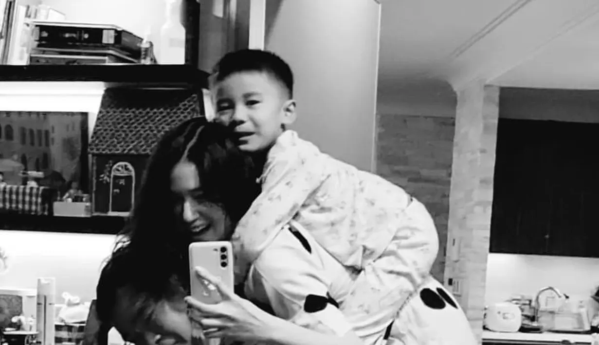 Lagi, potret mirror selfie yang manis dari Laura Basuki bersama suami dan sang anak, mengenakan piyama. [Foto: Instagram/laurabas]