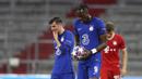 Pemain Chelsea, Tammy Abraham, tampak lesu usai ditaklukkan Bayern Munchen pada laga Liga Champions di Allianz Arena, Sabtu (8/8/2020). Bayern Munchen menang 4-1 atas Chelsea. (AP/Matthias Schrader)