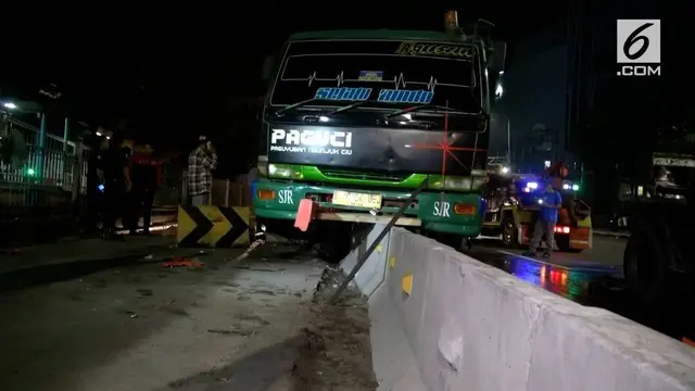 Diduga sopir tidur saat mengemudi, sebuah truk kontainer hilang kendali dan menabrak separator bus Transjakarta.