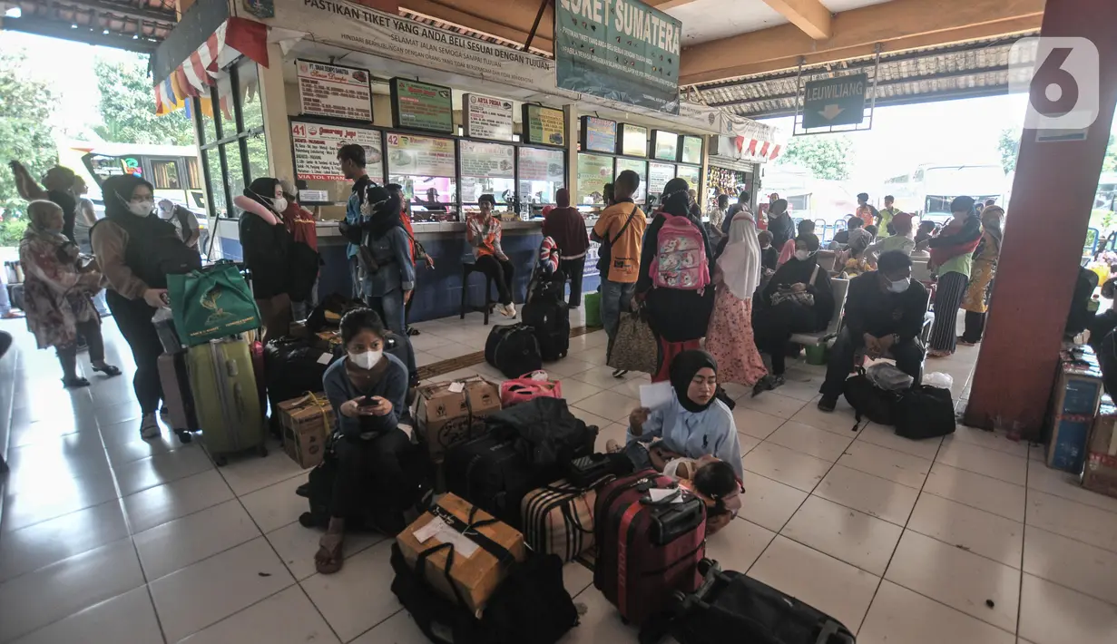 <p>Calon penumpang saat menunggu jadwal keberangkatan bus antarkota antarprovinsi (AKAP) di Terminal Kampung Rambutan, Jakarta, Senin (25/4/2022). Memasuki H-7 Idul Fitri 1443 H, ribuan pemudik mulai memadati Terminal Kampung Rambutan dengan tujuan berbagai kota di Jawa, Sumatera, dan Bali. (merdeka.com/Iqbal S. Nugroho)</p>