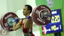 Lifter Nanggroe Aceh Darussalam, Surahmat saat melakukan angkatan clean and jerk di kelas 56kg PON XIX Jabar di Gymnasium Si Jalak Harupat, Kab Bandung, Selasa (20/9). Surahmat meraih emas dengan total angkatan 255kg. (Liputan6.com/Helmi Fithriansyah)