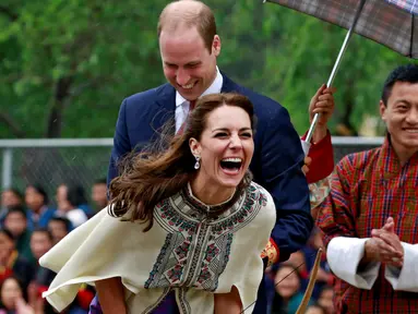 Istri Pangeran William, Kate Middleton atau Catherine Duchess of Cambridge tertawa terbahak-bahak usai memainkan permainan panah tradisional di Changlimithang Archery Ground Thimphu , Bhutan , 14 April 2016. (REUTERS / Cathal McNaughton)