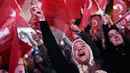 Seorang wanita merayakan kemenangan Presiden Turki Recep Tayyip Erdogan dalam referendum di dekat markas besar konservatif Partai Keadilan dan Pembangunan (AKP) di Istanbul, Turki (16/4). (AFP Photo / Ozan Kose)