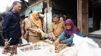 Bupati Garut Rudy Gunawan saat melakukan inpeksi mengenai harga sejumlah komoditas sayuran saat Ramadan 1444 H/2023 di beberapa pasar tradisional Garut, Jawa Barat. (Liputan6.com/Jayadi Supriadin)