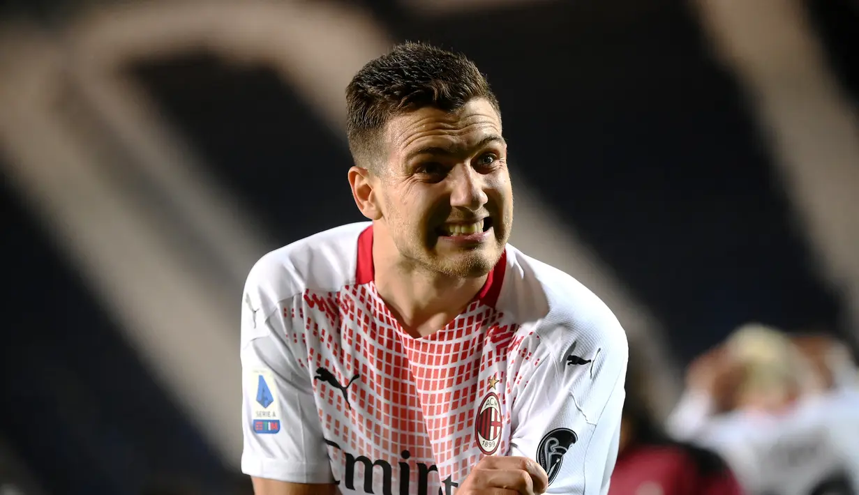Bek AC Milan, Diogo Dalot berselebrasi pertandingan melawan Atalanta pada laga Liga Serie A Italia di stadion Atleti Azzurri d'Italia di Bergamo, Senin (24/5/2021). AC Milan menyudahi absen tujuh tahun di pentas Liga Champions. (AFP/Marco Bertorello)