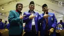 Ketum PAN Zulkifli Hasan (tengah), Ketua Dewan Pertimbangan PAN Amien Rais (kanan) dan Ketum Partai Idaman Rhoma Irama memberikan salam sebelum pembukaan Rakernas PAN di Jakarta, Kamis (9/8). (Liputan6.com/Johan Tallo)