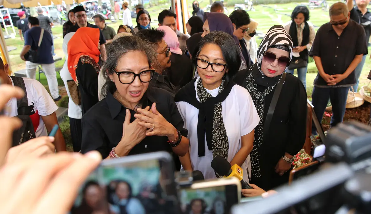 Usai pemakaman, keponakan Nomo, Sari Koeswoyo mengatakan kalau pamannya meninggal karena faktor usia. Bukan karena sakit menahun. Nomo Koeswoyo  meninggal dunia dalam usia 85 tahun. [Foto:Adrian Putra/Fimela.com]