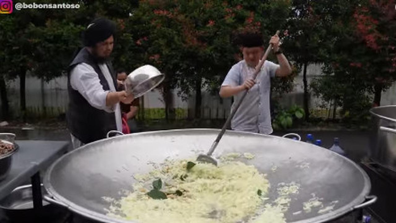 Jelang Buka Puasa Bobon dan Ustaz Derry Sulaiman Masak 9 Ekor Kambing