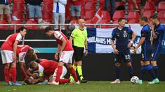 Insiden Christian Eriksen yang tiba-tiba jatuh tak sadarkan diri, mewarnai drama perhelatan Piala Eropa tahun ini. Akhirnya Eriksen dapat sadarkan diri dan dilarikan ke rumah sakit. Dikabarkan bahwa dirinya terkena serangan jantung. (Foto: AFP/Pool/Jonathan Nackstrand)