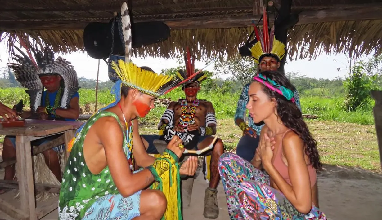 Ines Rau, bersama masyarakat adat suku Huni Kuin, untuk melakukan reboisasi dan juga pengeboran sumur untuk lebih dari 100 penduduk asli. (Foto: Instagram/@supa_ines)