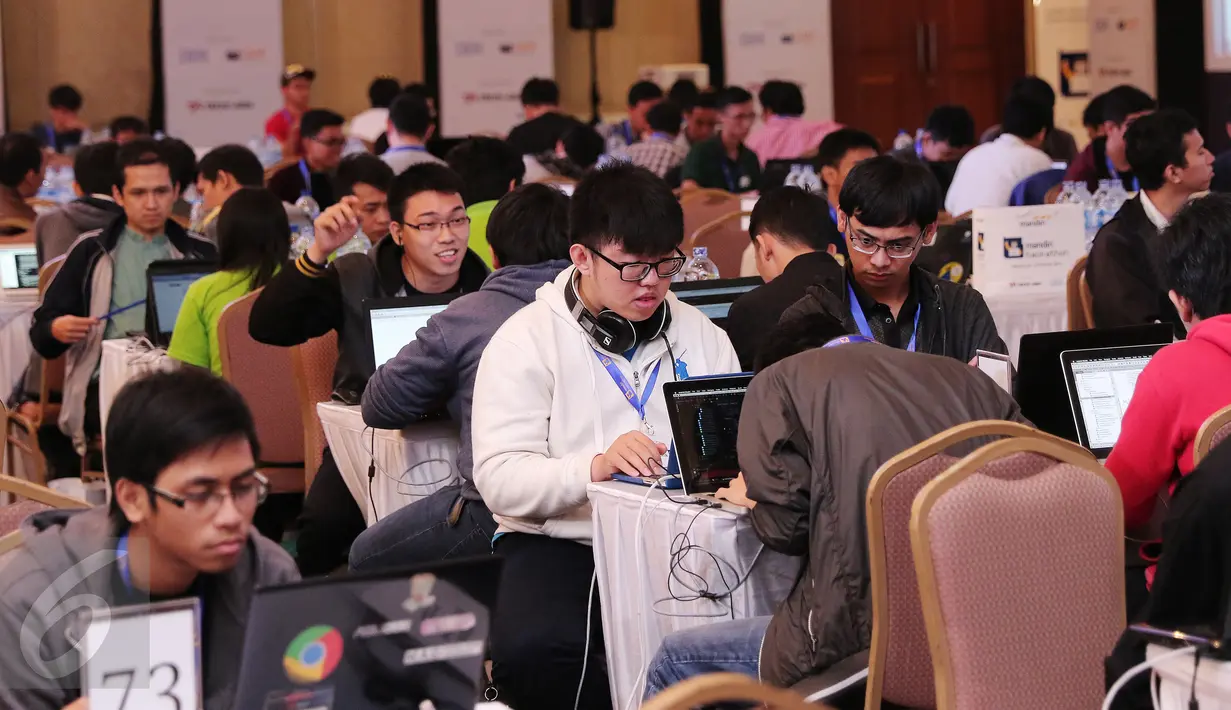 Peserta kompetisi mandiri Hackaton 2016 saat berlomba membuat aplikasi di Jakarta, Jumat (26/2). Dalam event ini, sebanyak 92 ide aplikasi berbasis produk Mandiri e-cash yang diusung oleh 253 developer IT. (Liputan6.com/Angga Yuniar)