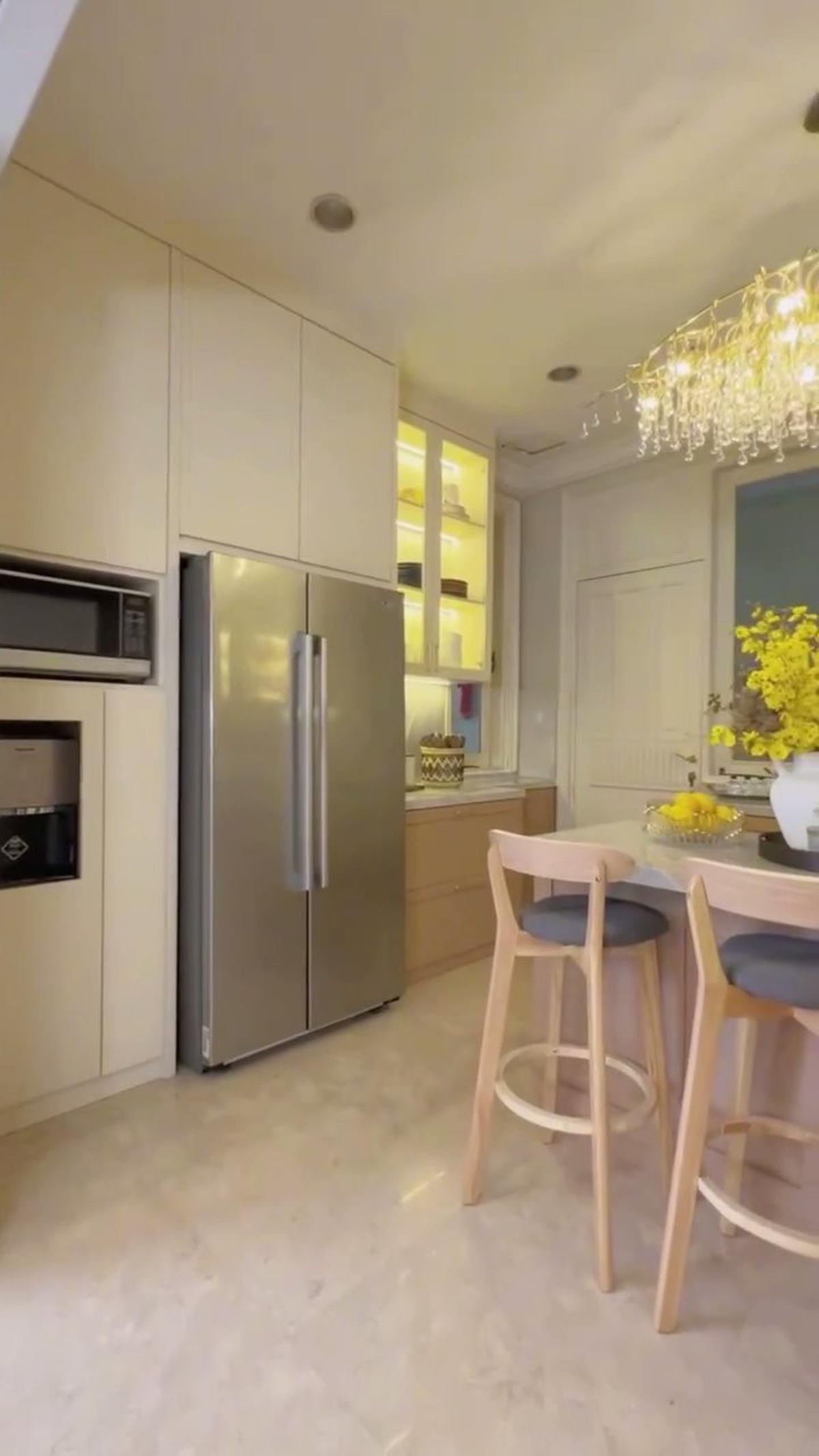 8 Potret Dapur Baru Olla Ramlan yang Elegan dan Cozy, Dilengkapi Chandelier yang Indah