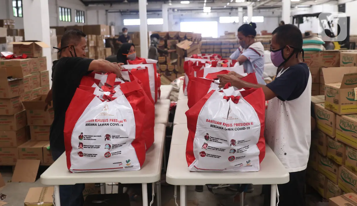 Pekerja sedang mengemas bantuan paket sembako dari Presiden Joko Widodo di Tangerang, Sabtu (9/6/2020).  Ribuan paket sembako tersebut akan didistribusikan kepada warga kurang mampu di wilayah Bodetabek guna mengurangi beban ekonomi mereka di tengah pandemi COVID-19. (Liputan6.com/Angga Yuniar)