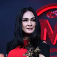 ‘Aku memang nggak terlalu suka yang heboh. Sebastian gunawan dressnya klasik. Selalu buat perempuan tampil elegan dan bisa terlihat cantik dengan rancangan dia.  Meski simple dari jauh ada centre attraction nya,’ lanjut Luna. (Nurwahyunan/Bintang.com)
