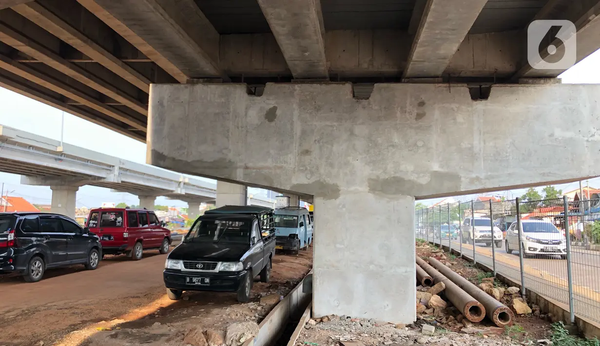 Kendaraan parkir di kolong jalan tol Becakayu di kawasan Cipinang Muara, Jakarta Timur, Jumat (13/3/2020). Minimnya lahan parkir membuat sebagian pemilik kendaraan tetap memarkirkan kendaraannya di kolong tol tersebut, meskipun telah terpampang larangan parkir. (Liputan6.com/Immanuel Antonius)