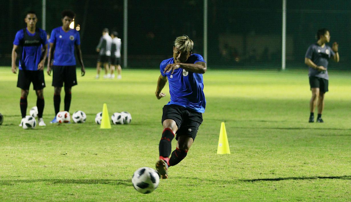 Pemain Timnas Indonesia, Kushedya Hari Yudo bekerja keras mengasah tendangannya dalam sesi latihan. (Foto: Bola.com/M Iqbal Ichsan)