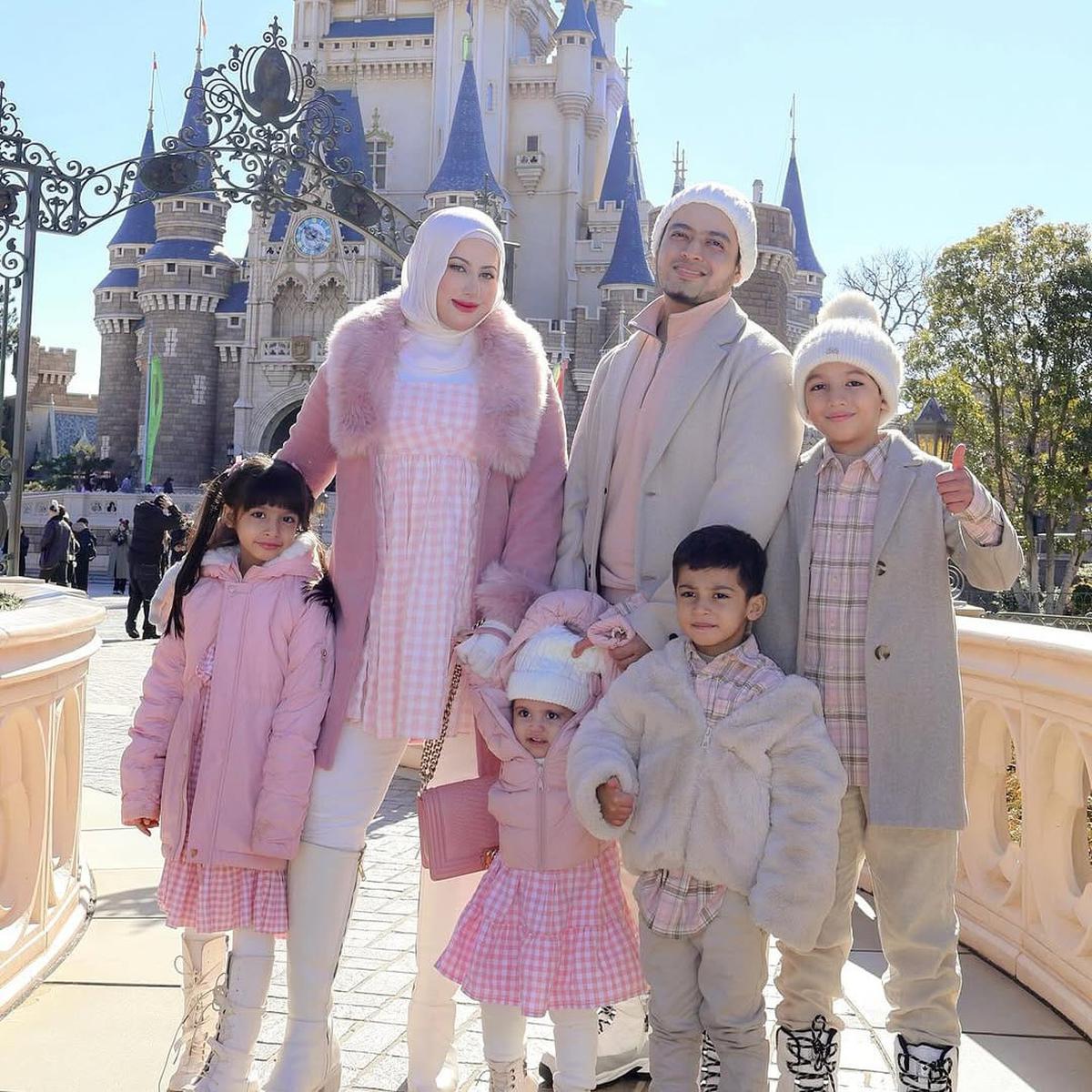 Gaya OOTD Tasyi Athasyia di Tokyo Kembaran dengan Suami dan Anaknya