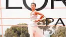 Mari membicarakan penampilan Putri Marino di red carpet Cannes Film Festival. Di salah satunya, Putri Marino mengenakan outfit berdesain edgy berwarna putih. [Foto: Instagram/putrimarino]