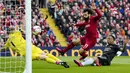 Striker Liverpool, Mohamed Salah mencetak gol pertama timnya ke gawang Arsenal pada laga lanjutan pekan ke-30 Liga Inggris 2022/2023 di Anfield Stadium, Liverpool, Minggu (9/4/2023) malam WIB. (AP Photo/Jon Super)