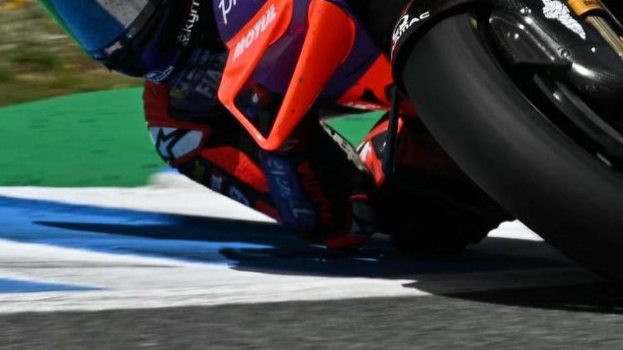 Sementara Martin juga sempat ikut menyalip Marc Marquez. Foto: JAVIER SORIANO / AFP<br>