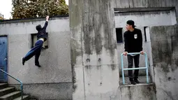 Juni Sato beraksi ditonton oleh anak didik saat melakukan parkour di sebuah taman di Tokyo, Jepang (2/11). Karena cintanya dengan seni olahraga ekstrem ini, Sato mendirikan sekolah parkour yang diberi nama SENDAI X-TRAIN. (Reuters/Kim Kyung-Hoon)