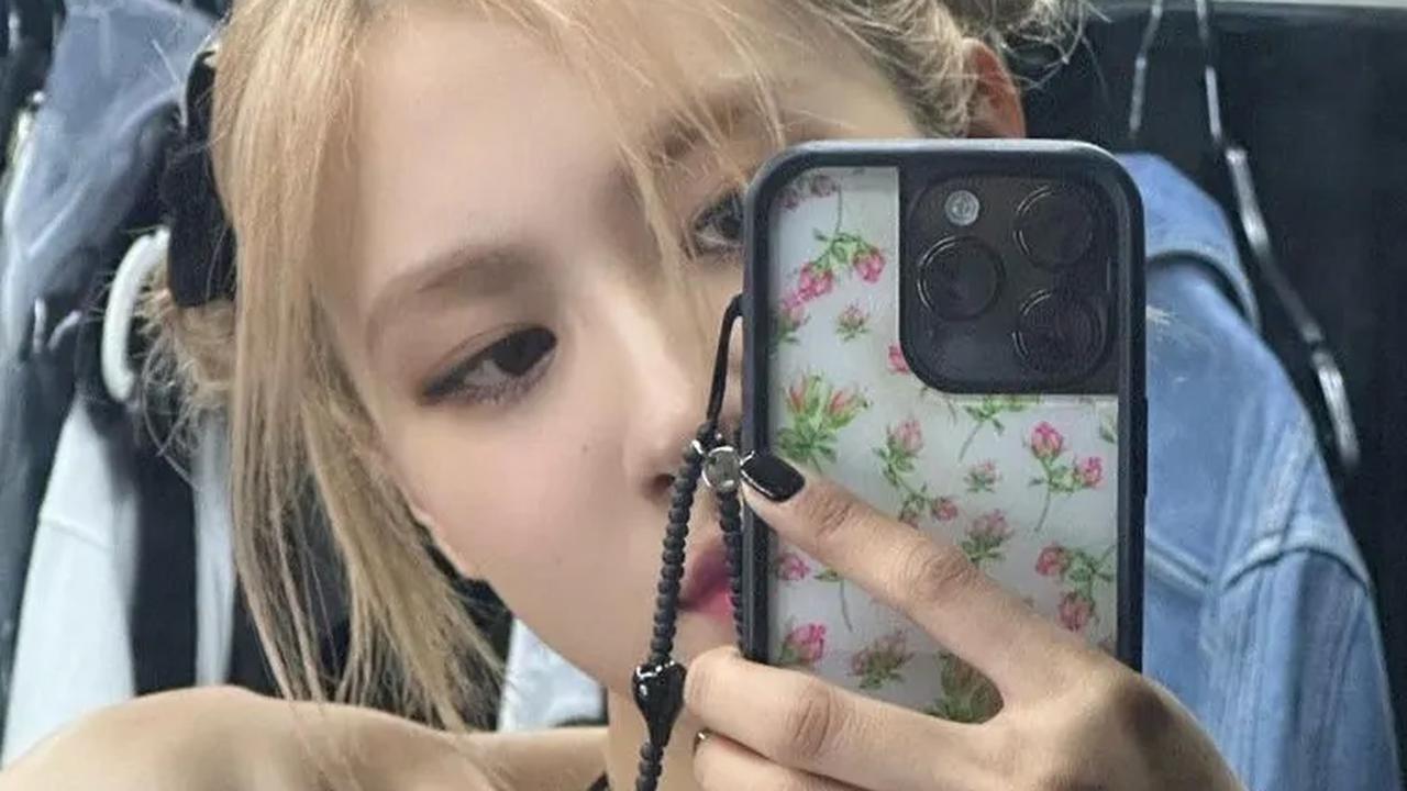 7. Gaya Sulit dengan Kunciran Ganda ala BLACKPINK’s Rosé