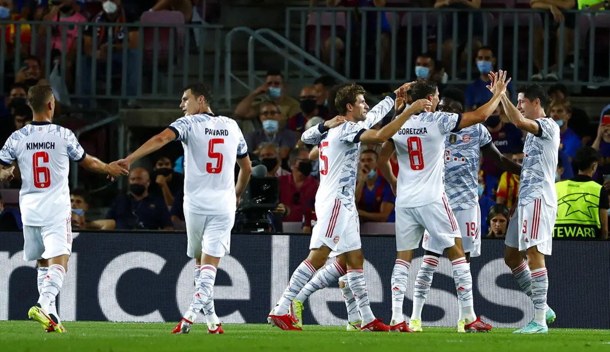 Pemain Bayern Munchen Robert Lewandowski merayakan dengan rekan satu timnya usai mencetak gol ke gawang Barcelona pada pertandingan Grup E Liga Champions di Stadion Camp Nou, Barcelona, Spanyol, Selasa (14/9/2021). Bayern Munchen menang 3-0. (AP Photo/Joan Monfort)