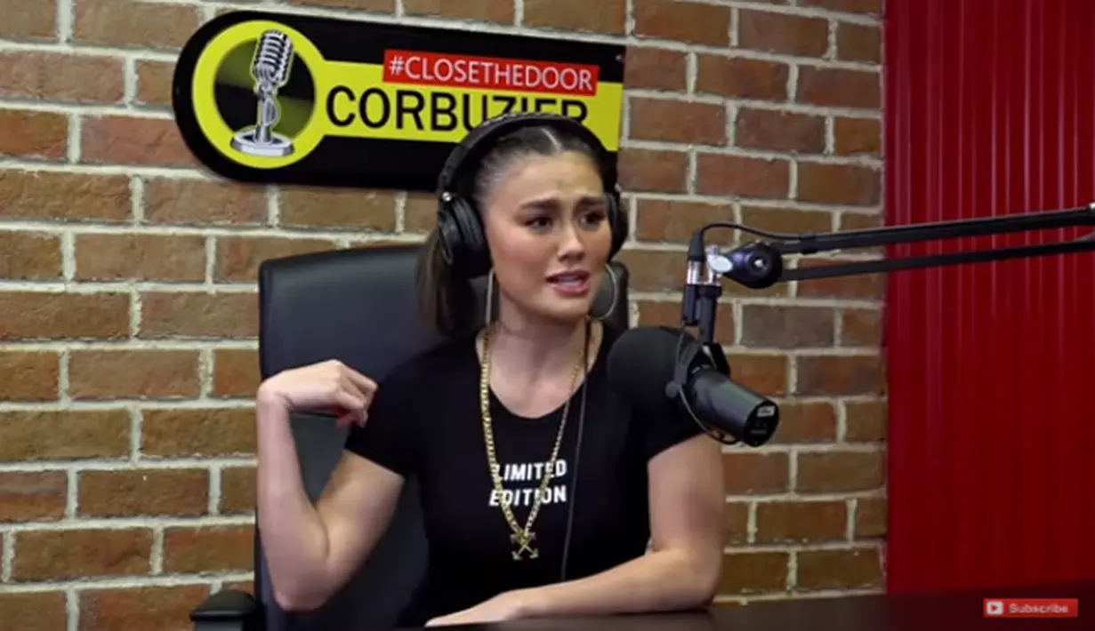 "Jadi gue pada saat itu dideketin sama seorang penyanyi. Waktu itu gue masih SMP kelas 1, tiba-tiba ketahuan bahwa ini cowok sebenernya ada sama cewek lain. It was my first heart break," ucap Agnez Mo. (Youtube Deddy Corbuzier)