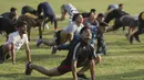 Pemuda India yang ingin bergabung dengan pasukan pertahanan menjalani pelatihan fisik di desa Jhiri dekat perbatasan India Pakistan, pinggiran Jammu, India, Rabu (6/10/2021). Pelatihan ini dilaksanakan selama tiga bulan. (AP Photo/Channi Anand)