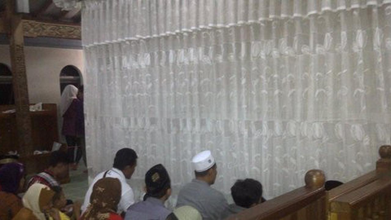 Ritual Buka Luwur, mengganti kelambu makam Sunan Muria lalu dijual