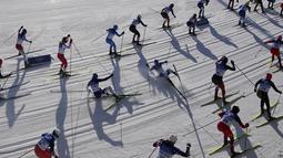 Pemain ski terjatuh saat bertanding dalam kompetisi ski lintas alam Skiathlon 7,5 km + 7,5 km putri di Olimpiade Musim Dingin 2022, Sabtu, 5 Februari 2022, di Zhangjiakou, China. (AP Photo/John Locher)