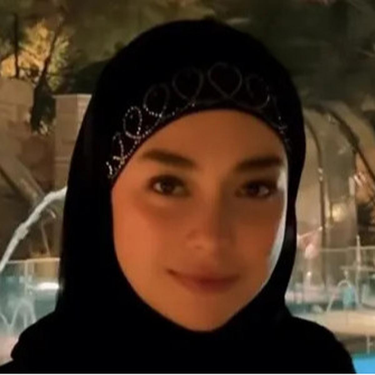 Tampilan Serba Hitam Celine Evangelista saat Umrah Setelah Mualaf, Kenakan Gamis hingga Hijab Meleyot