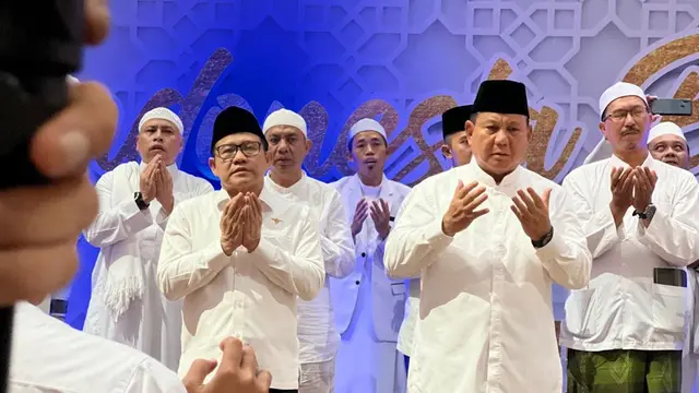 Ketua Umum Partai Kebangkitan Bangsa (PKB) Abdul Muhaimin Iskandar (Cak Imin) dan Ketua Umum Partai Gerindra Prabowo Subianto saat menghadiri acara Indonesia Bermunajat bersama Majlis Riyadhul Jannah Indonesia di Masjid Istiqlal, Jakarta, Sabtu (13/5/2023