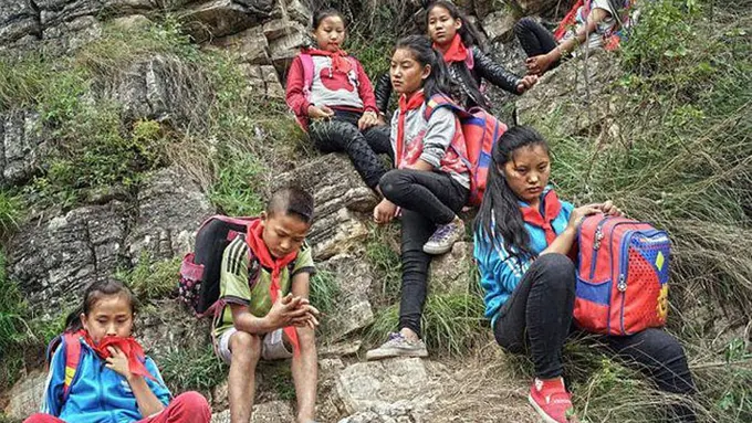Anak-anak Ini Bertaruh Nyawa Demi ke Sekolah