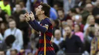intang Barcelona, Lionel Messi, merayakan gol ke gawang Granada pada laga La Liga Spanyol di Stadion Camp Nou, Sabtu (9/1/2016). Barcelona berhasil menang 4-0. (EPA/Toni Albir)