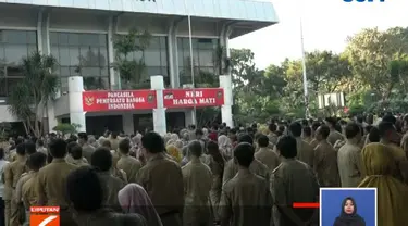 Mendagri menegaskan akan memberi sanksi pada PNS yang masih bolos pada hari ini.