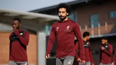Gelandang Liverpool Mohamed Salah berjalan saat akan berlatih jelang menghadapi FC Porto pada leg pertama perempat final Liga Champions di Melwood, Liverpool, Inggris, Senin (8/4). The Reds bertekad membungkam Porto di Stadion Anfield. (Reuters/Carl Recine)
