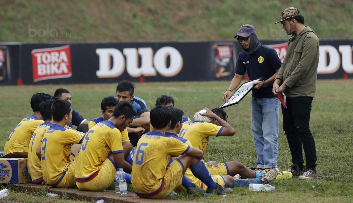 Pelatih Unpad, Luqman Sobarianto, memberikan arahan kepada anak asuhnya saat melawan UPI pada laga Torabika Campus Cup 2017 di Gor Jati Padjajaran, Jatinangor, Rabu (27/9/2017). Unpad Takluk adu penalti dari UPI. (Bola.com/M Iqbal Ichsan)