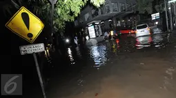 Banjir setinggi 30-40 centimeter menggenangi jalanan di kawasan Kemang, Jakarta, Minggu (25/9). Hujan deras yang mengguyur sebagian besar kawasan di Jakarta, Minggu malam, membuat wilayah Kemang terendam banjir lagi. (Liputan6.com/Helmi Afandi)