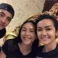 Kalina Ocktaranny bersama suami dan Julia Perez. (Instagram - @kalinaocktaranny)