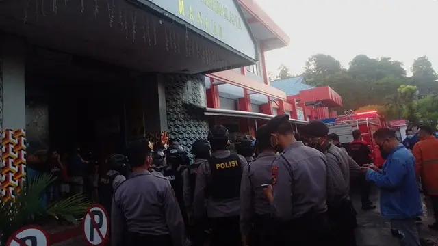 Aparat kepolisian saat mengendalikan situasi di Lapas Tuminting Manado, Sabtu (11/04/2020).