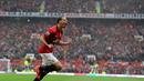 Rio Ferdinand direkrut MU dari Leeds dengan nilai transfer 29,1 juta poundsterling yang saat itu menjadikan dirinya bek termahal di Liga Inggris. (EPA/Peter Powell)