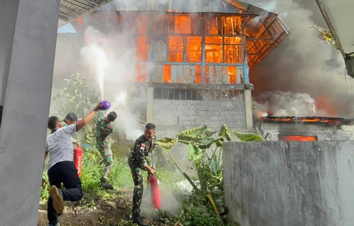 FOTO: Prajurit TNI AL Bantu Pemadaman Kebakaran Permukiman di Manado