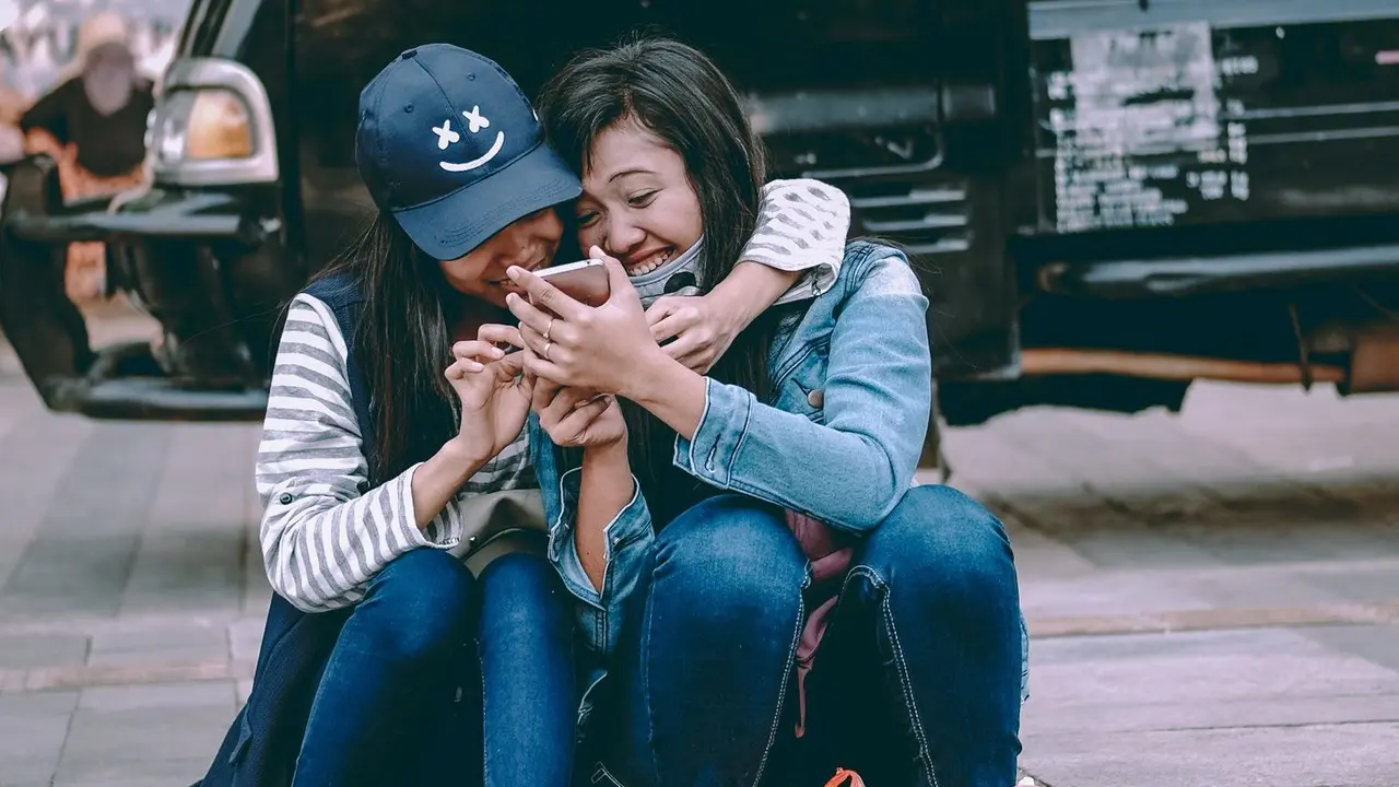 [Bintang] 5 Shio Ini Paling Bisa Bikin Orang Sedih jadi Senyum Lagi