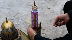 Seniman Suriah, Akram Abu Elfoz (37) memberikan sentuhan akhir pada replika Masjid Al-Rawdah yang dibuat dari selongsong peluru dan sisa amunisi perang, di sebelah timur Suriah, Ibu Kota Damaskus, 3 Juni 2016.  (AFP PHOTO/Sameer Al - Doumy) 