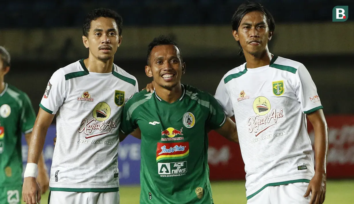 Pemain PS Sleman, Irfan Jaya (tengah) berfoto bersama mantan rekan satu timnya saat di Persebaya Surabaya yakni, Reva Adi Utama (kanan) dan juga Ady Setiawan usai  pertandingan Babak Penyisihan Grup C Piala Menpora 2021 di Stadion Si Jalak Harupat, Bandung. Rabu (7/4/2021). (Bola.com/Ikhwan Yanuar)