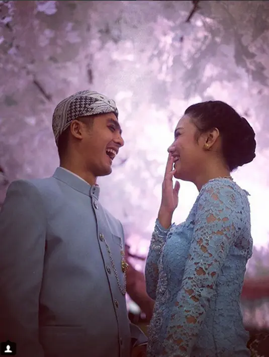 “Sayangku, cintaku, suamiku @rickyharun. Semoga hingga kita tua nanti, tidur kita masih berpelukan, nonton TV sambil pegangan tangan, dan mengecup kening ketika bangun pagi,” tulis Herfiza. (Instagram/Herfiza)