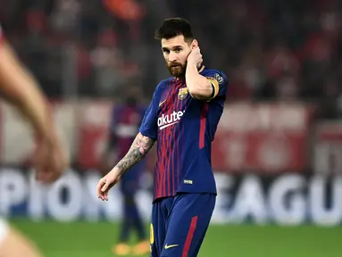 Pemain Barcelona, Lionel Messi bereaksi usai laga babak penyisihan Grup D Liga Champions melawan Olympiakos di Georgios Karaiskáki, Rabu (1/11). Meski tampil dominan, El Barca harus mengakhiri laga dengan hasil imbang tanpa gol. (ARIS MESSINIS / AFP)