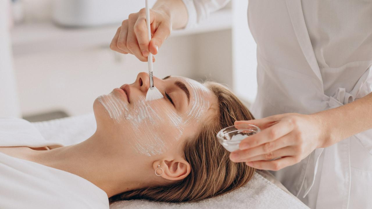 Kulit Kering dan Dehidrasi Itu Beda—Ini Penjelasan Ahli Dermatologi