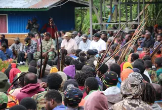 Keluarga korban rusuh Wamena saat menyerahkan tuntutan denda adat kepada pemerintah di Lapangan Wamena. (Liputan6.com/Katharina Janur/Korem 172/PWY)